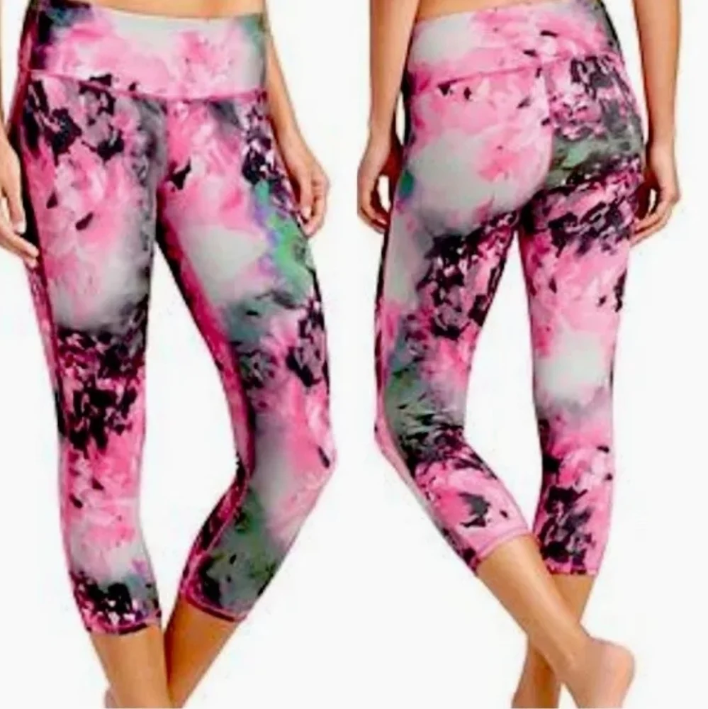 Athleta Chaturanga Floral Bloom Capri Leggings Pink Gray Print Size Medium.